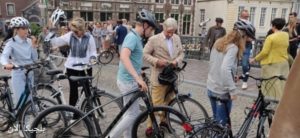 الملك البلجيكي مع دراجته في مدينة جنت